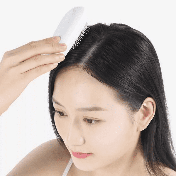 Пример использования расчески Xiaomi Wellskins Portable Negative Ion Hair Care Comb