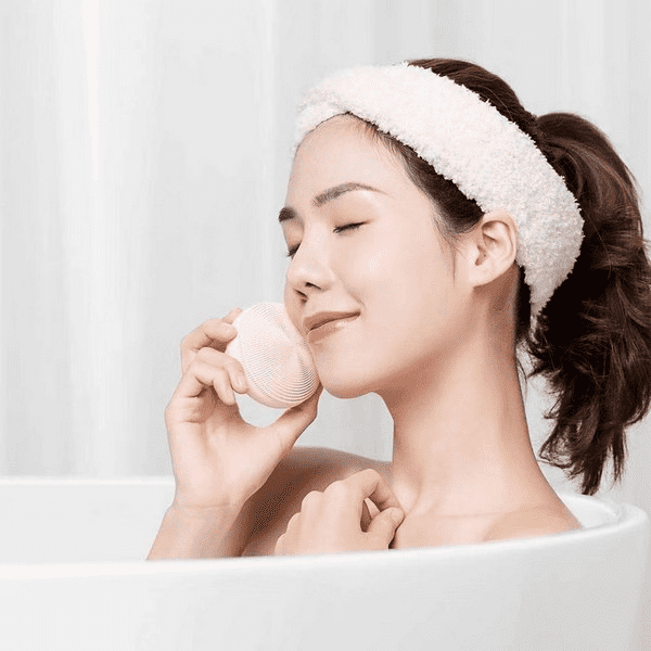 Пример использования аппарата для чистки лица Xiaomi Mijia Sonic Facial Cleanser