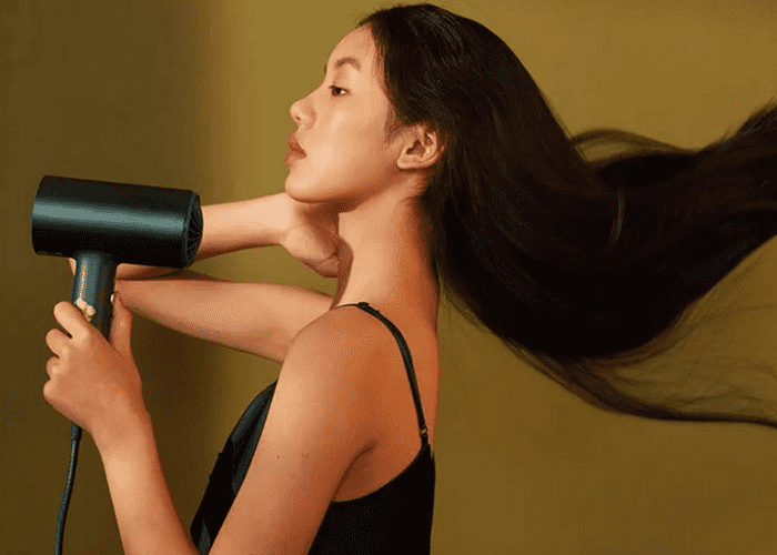 Пример использования фена для волос Xiaomi Soocas Hair Dryer Van Gogh Joint Edition